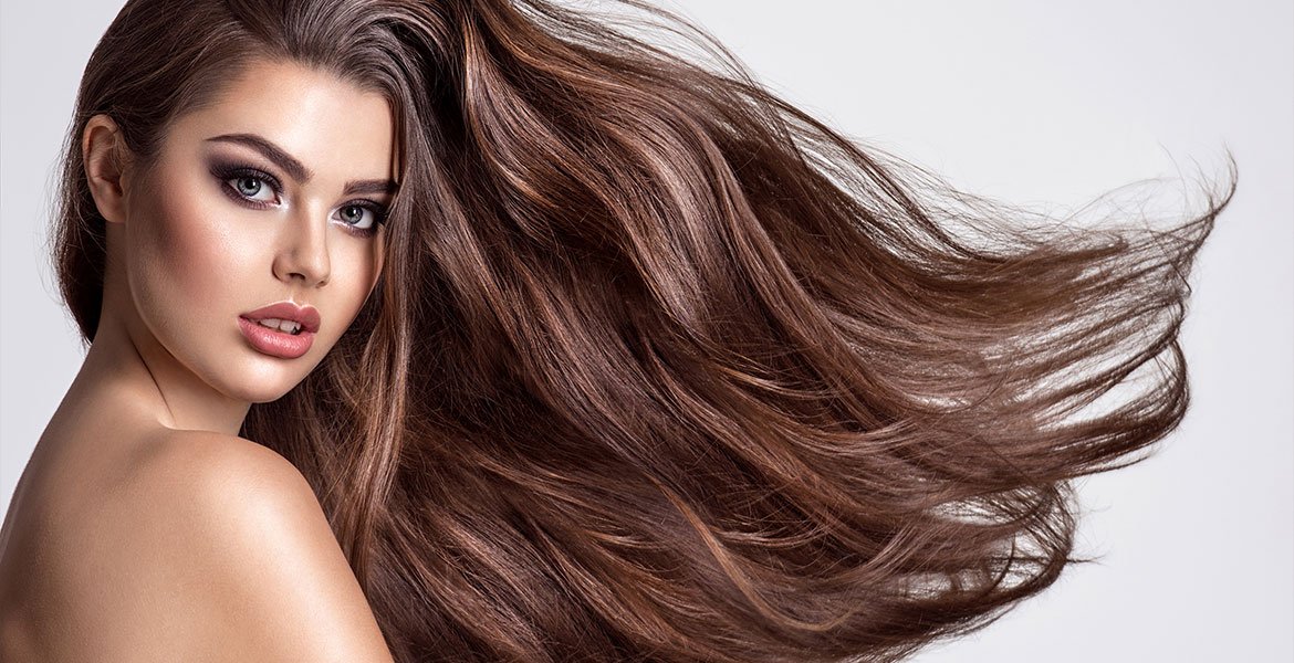Mulher com cabelo liso comprido ao vento com tom castanho chocolate
